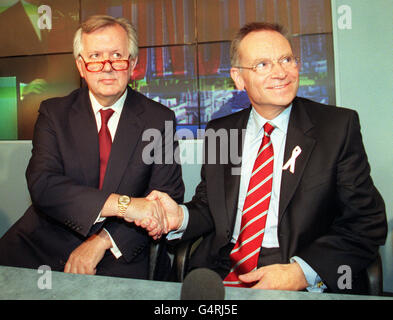 Millionär Schriftsteller Lord Archer schüttelt die Hände mit dem ehemaligen Verkehrsminister Steve Norris (links), nachdem er ihn besiegt hatte, um der offizielle Tory-Kandidat für Bürgermeister von London zu werden, im Conservative Central Office, London. Stockfoto