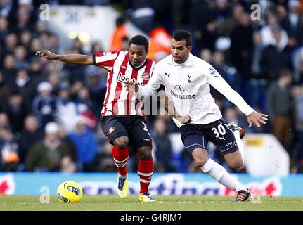 Fußball - Barclays Premier League - Tottenham Hotspur gegen Sunderland - White Hart Lane. Stephane Sessegnon von Sunderland (links) und Raniere Sandro von Tottenham Hotspur (rechts) kämpfen um den Ball Stockfoto