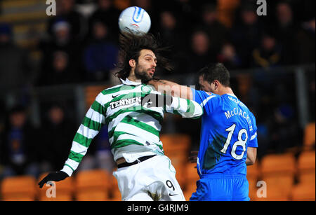 David McCracken von St Johnstone und Grorgios Samaras von Celtic (links) springen während des Spiels der Scottish Premier League der Clydesdale Bank im McDiarmid Park, Perth, um den Ball. Stockfoto