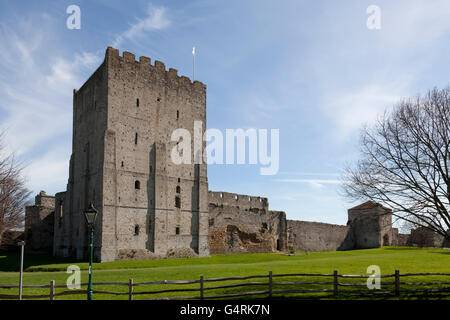 Turm, 12. Jahrhundert, in Portchester Castle, Fareham, Hampshire, England, Vereinigtes Königreich, Europa zu halten Stockfoto