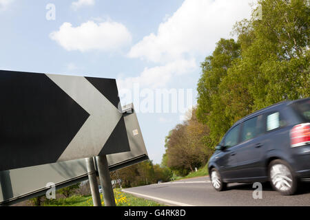 Road-Warnschild 'Scharfe Abweichung der Route', Petersfield, Hampshire, England, Vereinigtes Königreich, Europa Stockfoto