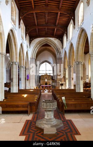 Innenraum der Pfarrei und Priory Kirche des Heiligen Nikolaus, mit Schrift und Gang, Arundel, West Sussex, England, Vereinigtes Königreich Stockfoto