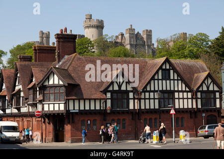 Alte Post mit Balken vor dem Schloss Arundel, West Sussex, England, Vereinigtes Königreich, Europa Stockfoto