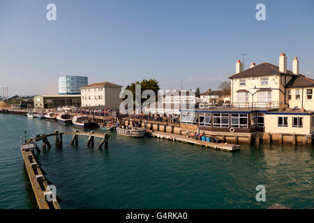 Am Ufer Pub und Menschenmassen am Kai in Littlehampton Marina, Littlehampton, West Sussex, England, Vereinigtes Königreich, Europa Stockfoto