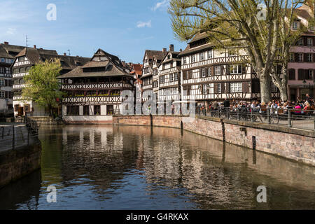 Fachwerkhäuser auf dem Fluss Ill, La Petite France, Straßburg, Elsass, Frankreich Stockfoto