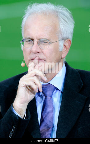 German TV host Harald Schmidt, Panel von Fußball-Experten, DFB-Pokalfinale, BVB oder Borussia Dortmund Vs FC Bayern München 5-2 Stockfoto