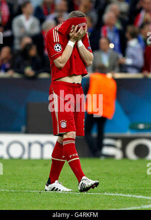 Bastian Schweinsteiger, Bayern München, kurz nachdem er den Ball auf den Torpfosten während das Elfmeterschießen trat Stockfoto