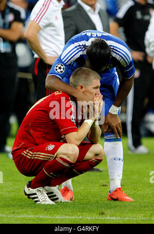 Didier Drogba, FC Chelsea, beruhigend, Bastian Schweinsteiger, Bayern München, Geist des Wettbewerbs Stockfoto