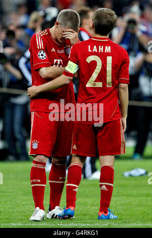 Phillip Lahm tröstet Bastian Schweinsteiger nach dem Schlusspfiff, 2012 UEFA Champions League Finale Stockfoto