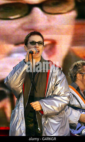 Dieses Bild kann nur in Verbindung mit Editorial auf NetAid verwendet werden: Eurythmics-Sängerin Annie Lennox tritt auf der Bühne beim Benefizkonzert NetAid im Wembley Stadium auf. Stockfoto