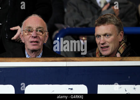 Fußball - Barclays Premier League - Blackburn Rovers gegen Bolton Wanderers - Ewood Park. Everton-Manager David Moyes (rechts) auf der Tribüne mit seinem Vater David SNR Stockfoto