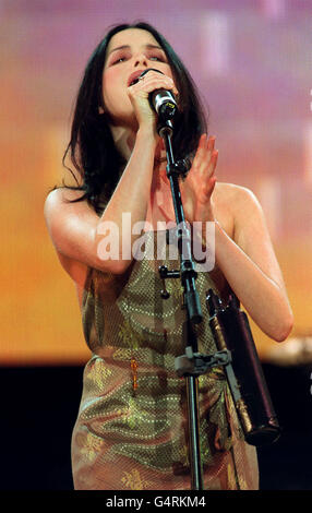 Dieses Bild kann nur in Verbindung mit Editorial auf NetAid verwendet werden: Andrea Corr, Leadsängerin der irischen Gruppe The Corr's, die auf der Bühne des Benefizkonzerts NetAid im Wembley Stadium auftrat. Stockfoto