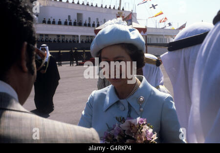 Königin Elizabeth II. Nach dem Aussteigen von der Royal Yacht Britannia (Hintergrund) in Mina Salman zu Beginn ihres Besuchs in Bahrain. Stockfoto