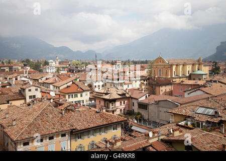 Blick vom Torre Apponale, Uhrturm, über Riva del Garda mit den Kirchen Santa Maria Assunta und die Chiesa dell Stockfoto