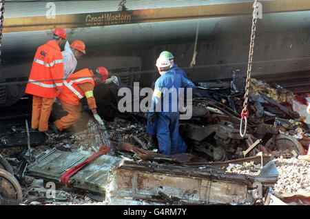 Die Rettungskräfte klettern über die Trümmer eines der abgestürzten Züge, während die Aufräumen nach dem Eisenbahnunfall von Paddington fortgesetzt werden. Stockfoto