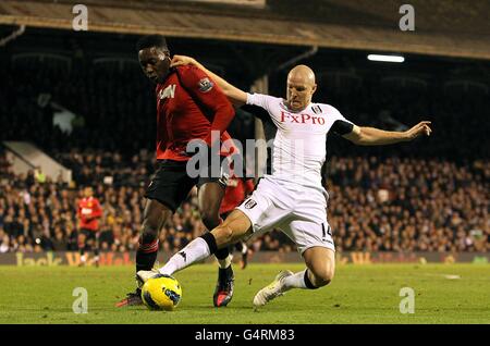 Fußball - Barclays Premier League - Fulham gegen Manchester United - Craven Cottage. Fulhams Philippe Senderos (rechts) und Manchester United's Danny Welbeck (links) kämpfen um den Ball Stockfoto