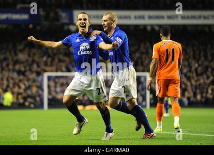 Leon Osman von Everton (links) feiert das Tor zum Auftakt von Das Spiel mit Teamkollege Tony Hibbert Stockfoto