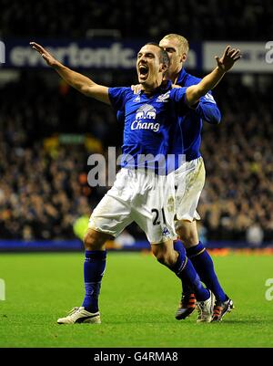 Fußball - Barclays Premier League - Everton gegen Swansea City - Goodison Park. Leon Osman von Everton (links) feiert mit seinem Teamkollegen Tony Hibbert das Eröffnungstreffer des Spiels Stockfoto