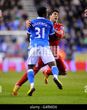 **** Wigan Athletic's Maynor Figueroa (links) und Liverpools Luis Suarez Zusammenstoßen Stockfoto