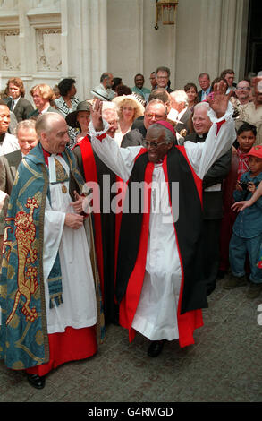 PA Photo 20/7/94 Erzbischof Desmond Tutu tanzt vor der Londoner Westminster Abbey vor Freude Nachdem er und der Dekan, der sehr Revd Michael Mayne (links) aus einem Gottesdienst von der Königin Mutter besucht, um die Rückkehr von Südafrika in den Commonwealth zu feiern Stockfoto