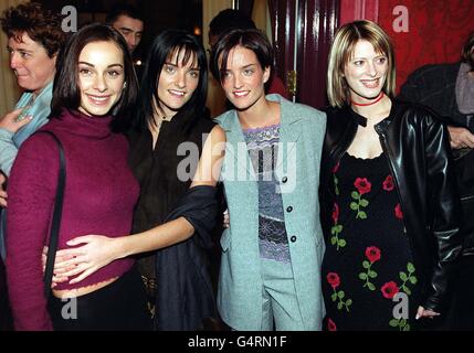 Irische Popgruppe verhext von links nach rechts; Lindsay Armaou, Adele und Keavy Jane Lynch und Sinead O'Carroll kommen zur britischen Premiere von Walt Disneys spektakulärem Musical The Lion King im West End Lyceum Theatre. Stockfoto