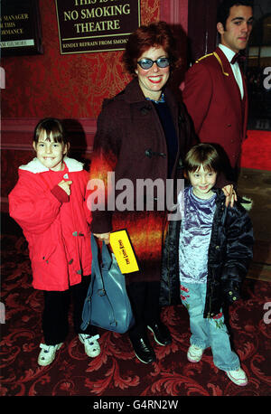 TV-Moderatorin Ruby Wax kommt im West End Lyceum Theatre zur Londoner Premiere von Walt Disneys „The Lion King“ an, einem spektakulären Musical, das auf dem gleichnamigen Animationsfilm basiert. Stockfoto