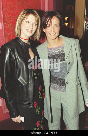 Sinead O'Carroll (links) und Keavy-Jane Lynch von der irischen Mädchenband Bewitched bei der Eröffnungsnacht des Lion King Musicals im Lyceum Theater in London. Das Musical basiert auf dem gleichnamigen Disney-Animationsfilm. Stockfoto