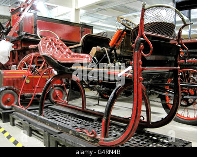 Glasgow Museums Resource Centre. Ein offener Pferdeschlitten, der im Transportlager des Glasgow Museums Resource Centre aufbewahrt wird. Stockfoto