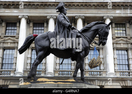 An einer Statue des Feldmarschalls, seiner Königlichen Hoheit George, Duke of Cambridge, Oberbefehlshaber der Britischen Armee 1856-1895 in Whitehall, London, ist ein Sack Heu und Sägemehl zu sehen. Stockfoto