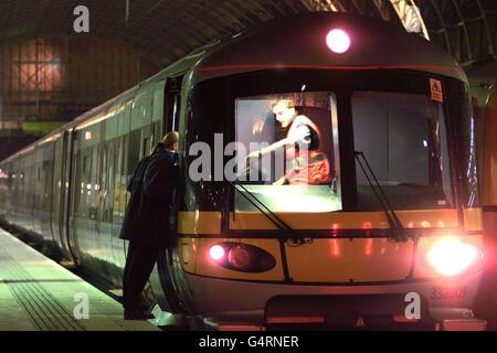 Ein Fahrer überprüft die Zeit in einem Heathrow Express, der erste, der von Londons Bahnhof Paddington abfährt, nachdem der Bahnhof zum ersten Mal seit dem Zugunglück vom 5. Oktober in der Nähe des Bahnhofs wiedereröffnet wurde, bei dem 30 Menschen ihr Leben verloren. Stockfoto