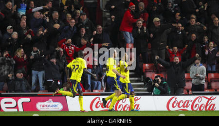 Fans und Spieler von Bristol City reagieren, nachdem sie erkannt haben, dass Nicky Maynards (rechtes) Tor während des npower Football League Championship-Spiels in St. Mary's, Southampton, nicht erlaubt wurde. Stockfoto