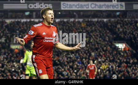 Steven Gerrard aus Liverpool feiert sein Tor während des Spiels der Barclays Premier League in Anfield, Liverpool. Stockfoto