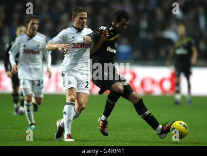 Giovani Dos Santos von Tottenham Hotspur hält Mark Gower (Mitte) von Swansea City während des Spiels der Barclays Premier League im Liberty Stadium in Swansea ab. Stockfoto