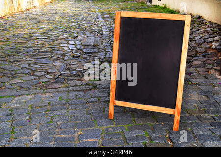 Leere Tafel oder Tafel auf der Straße mit Exemplar. Leeres Menü Board mit Platz für Text. Stockfoto