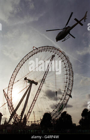 Ein Polizeihubschrauber wird verwendet, um mit Demonstranten der baskischen Gruppe Solidarios con Itoitz und der indischen Gruppe Narmada UK auf dem neu errichteten 450 Meter hohen London Eye-Riesenrad an der Themse in London zu sprechen. * bis zu zehn Aktivisten, die der Sicherheit auswichen, bevor sie das Rad bestiegen und Banner gegen den Bau von Dämmen im Baskenland in Spanien und in Indien enthüllten. Das 1,500-Tonnen-Millenium-Rad, wurde schließlich in eine aufrechte Position am Südufer der Themse Anfang dieses Monats gezogen. Es bietet einen spektakulären Blick über die Hauptstadt und wird eröffnet Stockfoto