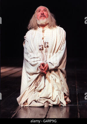 Nigel Hawthorne in der Rolle des Königs Lear während der Proben am Londoner Barbican Theatre und aufgeführt von Mitgliedern der Royal Shakespeare Company. Stockfoto