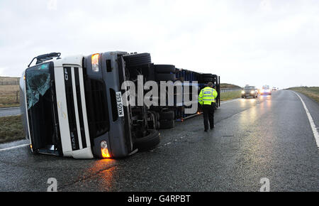 Ein Lastwagen liegt auf seiner Seite, nachdem er bei starkem Wind auf der A66, Grafschaft Durham, überwehen wurde, als heftige Stürme Großbritannien heute mit heftigem Regen und Wind bis zu 85 km/h heimgesucht haben. Stockfoto