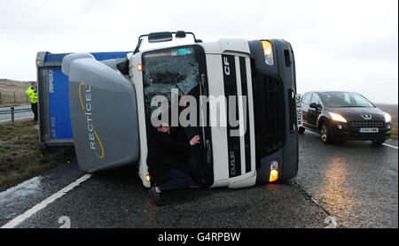 Ein Lastwagen liegt auf seiner Seite, nachdem er bei starkem Wind auf der A66, Grafschaft Durham, überwehen wurde, als heftige Stürme Großbritannien heute mit heftigem Regen und Wind bis zu 85 km/h heimgesucht haben. Stockfoto