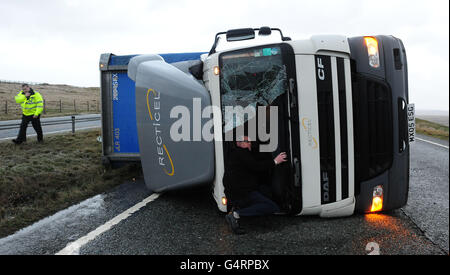 Ein Lastwagen liegt auf seiner Seite, nachdem er bei starkem Wind auf der A66, Grafschaft Durham, überwehen wurde, als heftige Stürme Großbritannien heute mit heftigem Regen und Wind bis zu 85 km/h heimgesucht haben. Stockfoto