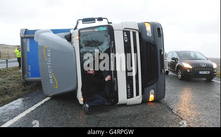 Ein Lastwagen liegt auf seiner Seite, nachdem er bei starkem Wind auf der A66, Grafschaft Durham, überwehen wurde, als heftige Stürme Großbritannien heute mit heftigem Regen und Wind bis zu 85 km/h heimgesucht haben. Stockfoto