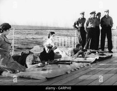 König George VI. Mit Königin Elizabeth, Prinzessin Elizabeth und Prinzessin Margaret auf dem Deck der HMS bei Gewehrübungen. Stockfoto