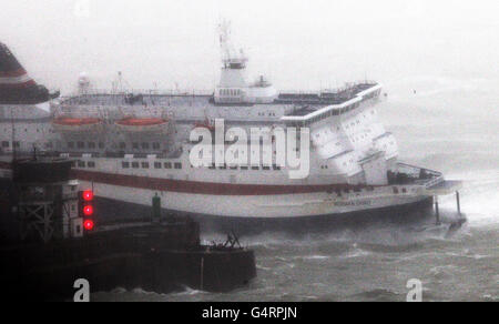 Die Fähre von LD Lines Norman Spirit hinkt in den Hafen von Dover, Kent, als heftige Stürme Großbritannien heute mit heftigen Regenfällen und Winden von bis zu 85 km/h heimgesucht haben. Stockfoto