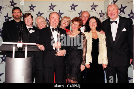 Besetzung von Last of the Summer Wine mit ihrem National Television Award für „Most Popular Comedy“ in der Royal Albert Hall in London mit dem Schauspieler und Sänger Jimmy Nail (ganz rechts), der den Preis überreichte. Stockfoto