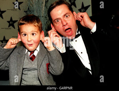 BBC-Kinderdarsteller Scott Chisholm und der Gelegenheitsmann 'Handy' Andy Kane in der Royal Albert Hall in London für die National Television Awards. Stockfoto