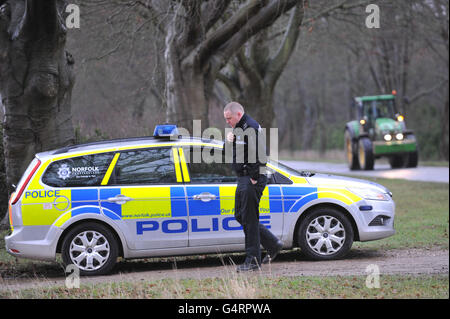 Die Polizei nimmt am Tatort Teil, nachdem auf dem Anwesen Sandringham in Norfolk menschliche Überreste entdeckt wurden. Stockfoto