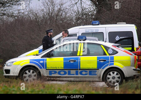 Menschliche Überreste auf dem Anwesen von Sandringham gefunden. Die Polizei nimmt am Tatort Teil, nachdem auf dem Anwesen Sandringham in Norfolk menschliche Überreste entdeckt wurden. Stockfoto