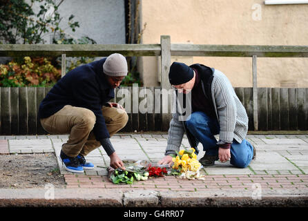 Mitglieder der Öffentlichkeit legten Blumen an den Gedenkstein von Stephen Lawrence auf der Well Hall Road, Eltham in London, nach der Verurteilung von Gary Dobson, 36, und David Norris für seinen Mord. Stockfoto