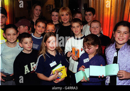 Die ehemalige Eastenders-Schauspielerin Carol Harrison mit Kindern bei Planet Hollywood in London zum Start der Tuberous Sklerose-Vereinigung Geschwister Support Group. * Es wird gehofft, dass es die Probleme und Probleme rund um das Aufwachsen mit einem besonderen Bedürfnisse Geschwister zu adressieren. Stockfoto