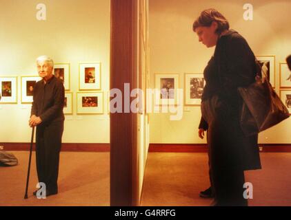 Die Fotografin Eve Arnold (L) steht bei der Eröffnung der ersten Ausstellung, um die Arbeiten der Fotografinnen der Agentur Magnum zusammenzuführen. Die Ausstellung wurde in der Scottish National Portrait Gallery in Edinburgh für die Medien eröffnet. Stockfoto