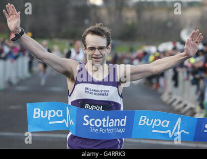 Leichtathletik - Bupa Great Edinburgh Cross Country & Bupa Great Winter Run - Holyrood Park. Russell Whittington gewinnt den Bupa Great Winter Run im Holyrood Park, Edinburgh. Stockfoto